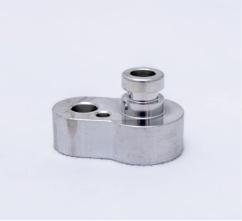 Gefräster Aluminiumblock mit Hülse und Bohrungen