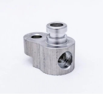 Gefräster Aluminiumblock mit Hülse und Querbohrung