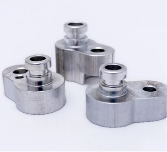 Drei Aluminium-Frästeile mit Hülsen