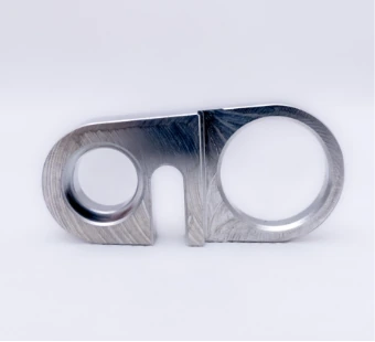 Flaches Aluminium-Frästeil mit zwei Öffnungen